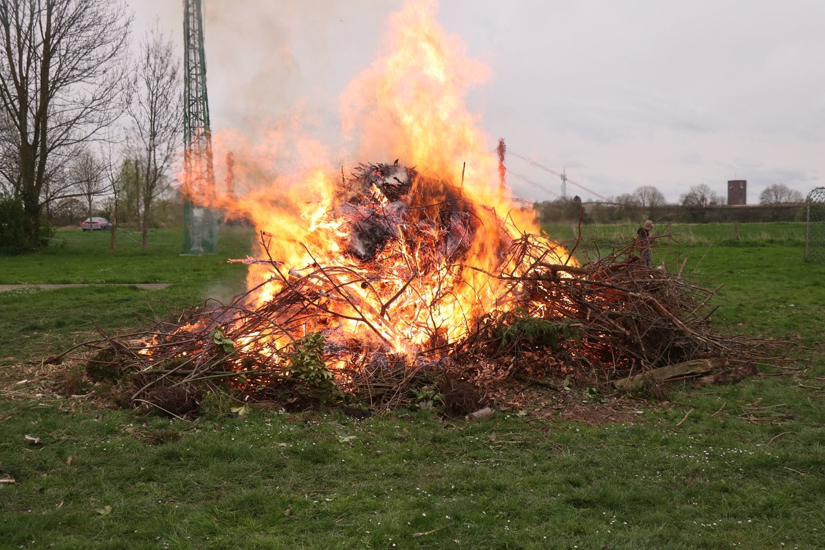 Osterfeuer in Baerl